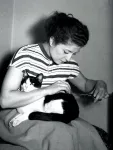 La pintora Akefeh von Koerber (Monchi-Zadeh) utiliza pelo de gato para hacer un pincel para pintar en miniatura. Hamburgo 1952 I